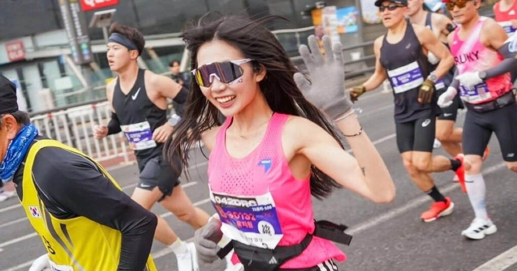 Yoo trên đường chạy Seoul Marathon ngày 15/3/2026. Ảnh: Naver