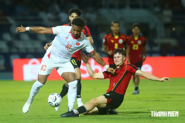 Timor Leste (phải) khó làm nên chuyện khi làm khách tại sân Jalan Besar, chạm trán với đội tuyển Singapore ở lượt trận thứ 2 bảng A, ASEAN Cup 2026