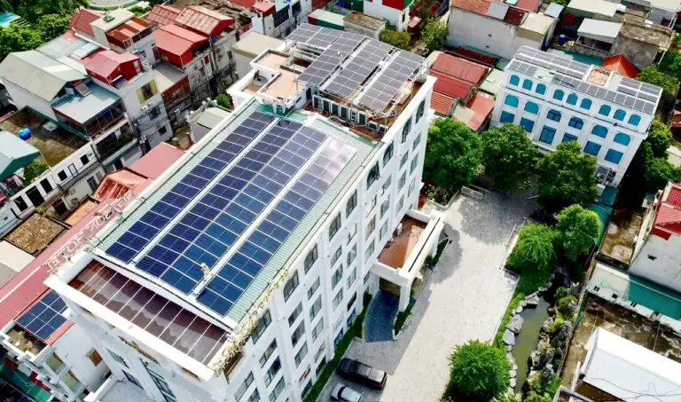 Hệ thống điện mặt trời mái nhà tự dùng tại một khách sạn ở Thanh Hoá. Ảnh: EVNNPC