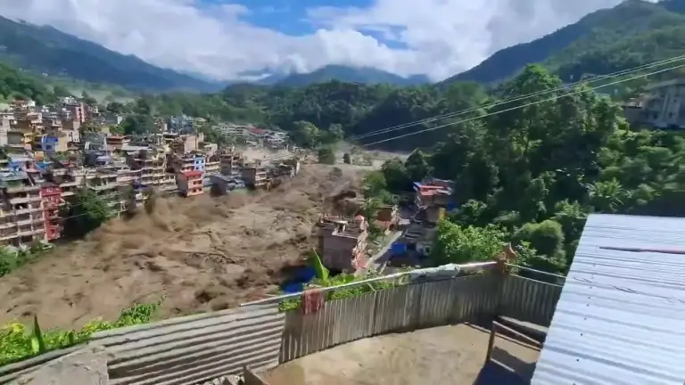 Lũ quét cuốn phăng cầu ở Nepal ngày 26/8. Video: RT