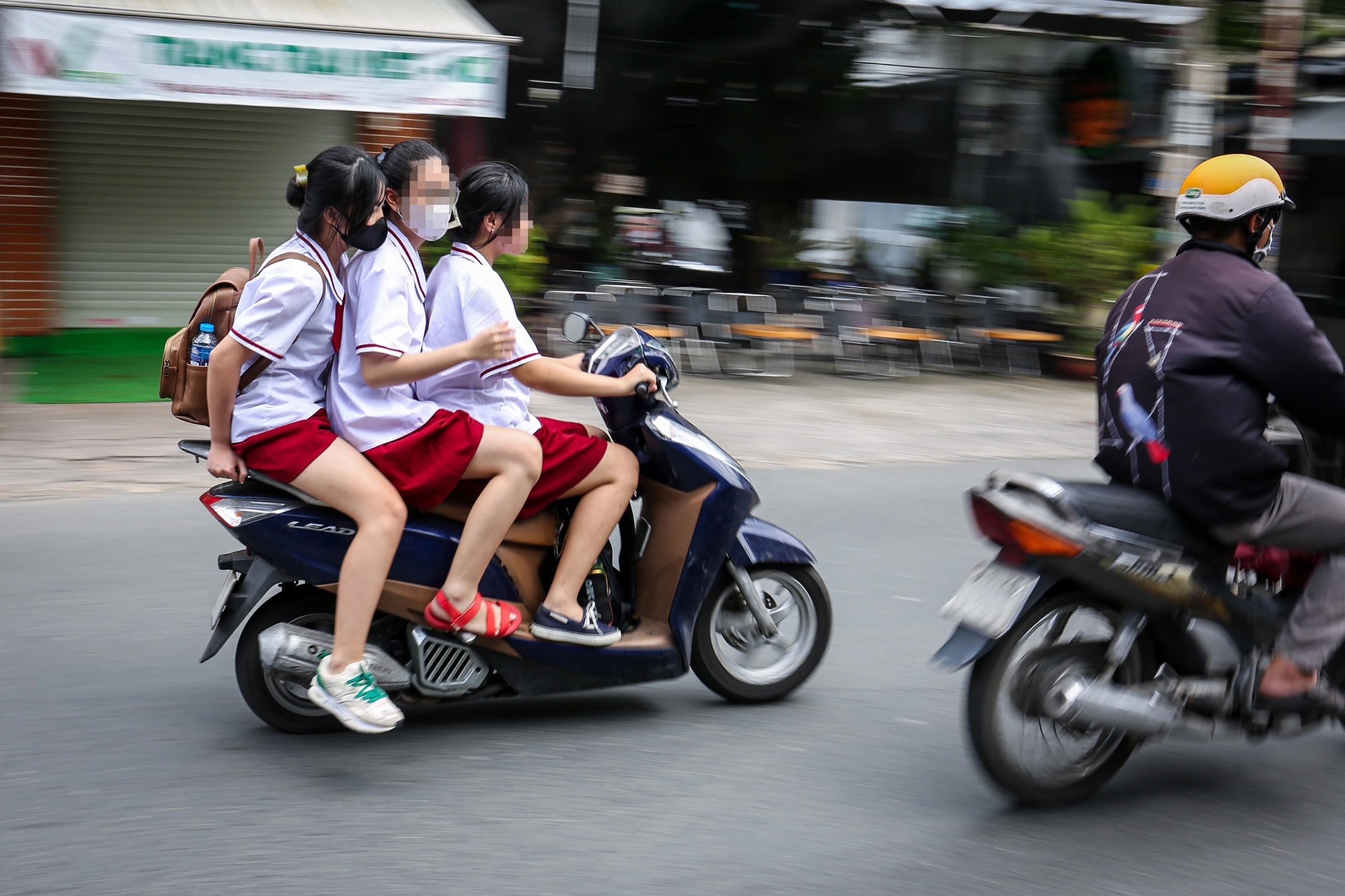 Trường hợp chở hai, ba người trên xe máy, không đội nón bảo hiểm khá phổ biến hiện nay, đặc biệt ở độ tuổi thành niên