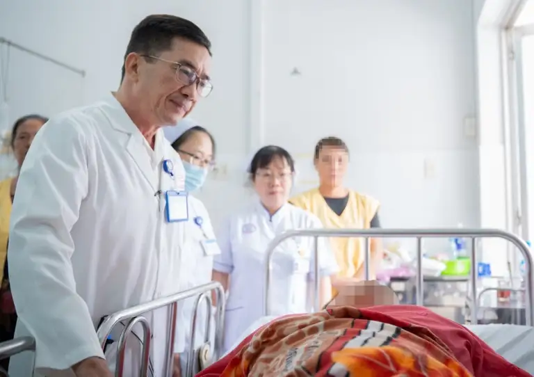 Bác sĩ Di thăm khám người bệnh. Ảnh: Bệnh viện cung cấp