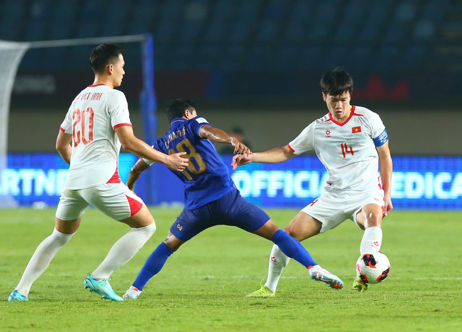 Hoàng Đức (phải) ở trận gặp Thái Lan tại FIFA ASEAN Cup 2026 - Ảnh: ANH KHOA