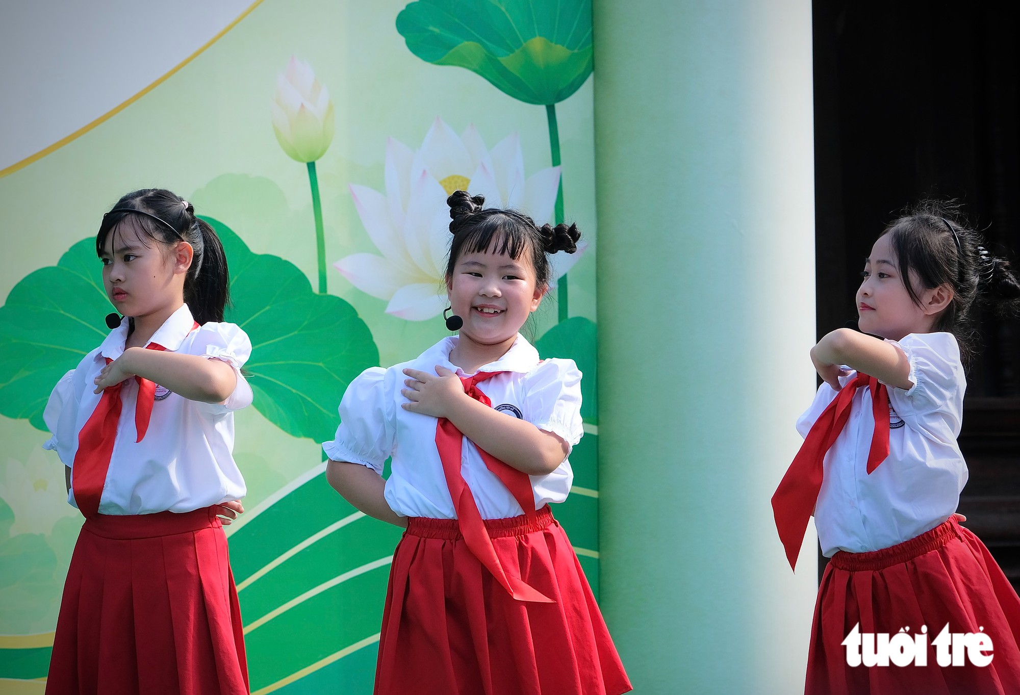 Các em nhỏ biểu diễn văn nghệ tại sự kiện phát động ngày 21-10 - Ảnh: ĐẬU DUNG