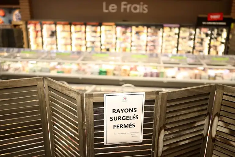 Khu vực thực phẩm đông lạnh bị đóng cửa tại một siêu thị ở Paris sau sự cố ngày 12/10. Ảnh: Reuters