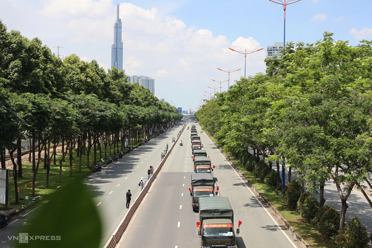 Đoàn xe đưa hài cốt liệt sĩ về nghĩa trang để an táng. Ảnh: Đức Đồng