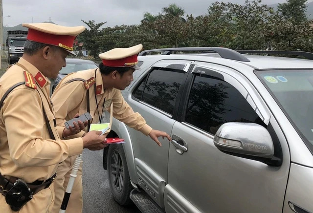 Không giữ khoảng cách an toàn để xảy ra va chạm với xe liền trước, tài xế ô tô có thể bị xử phạt rất nặng