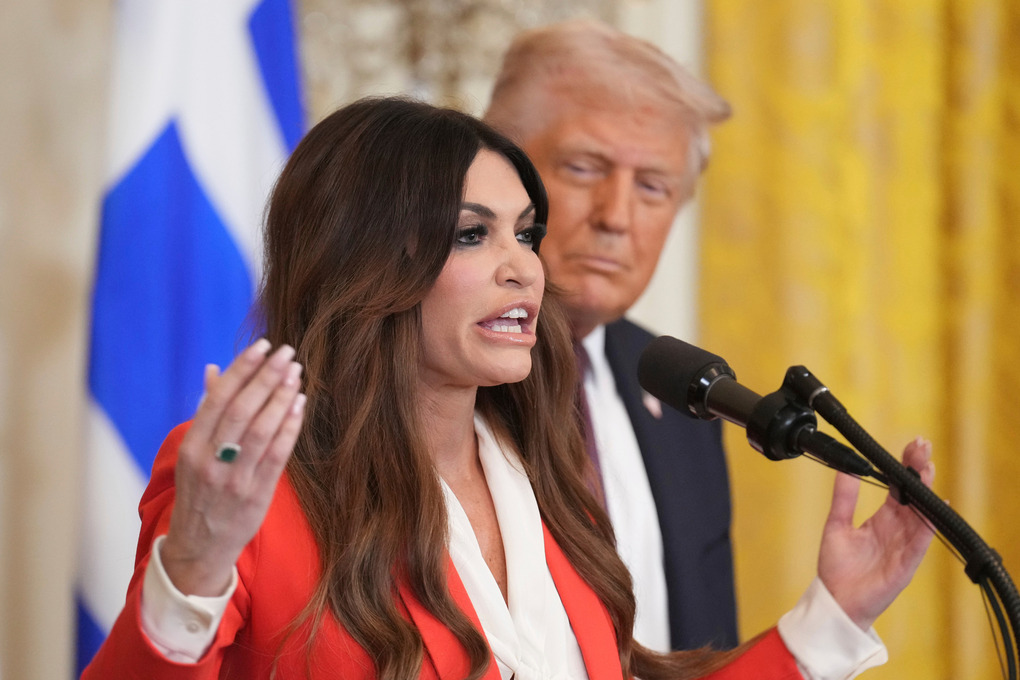 Kimberly Guilfoyle phát biểu bên cạnh Tổng thống Donald Trump tại Nhà Trắng ngày 24/3/2025. Ảnh: AP