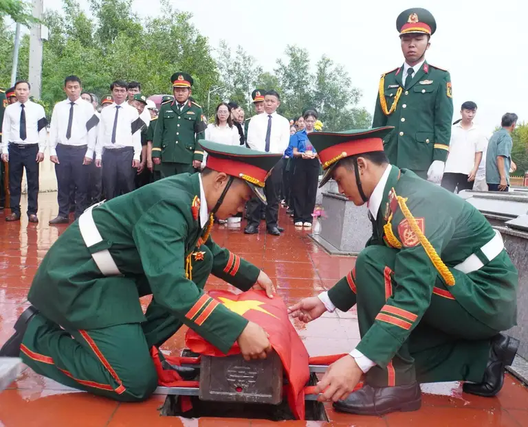 Các hài cốt liệt sĩ được cán bộ, chiến sĩ đưa về nơi an nghỉ cuối cùng