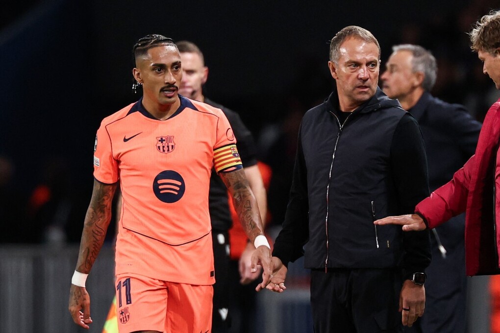 HLV Hansi Flick cùng tiền đạo Raphinha trong trận Barca thua PSG 2-4 ở vòng phân hạng Champions League, trên sân Parc des Princes, Paris, Pháp ngày 20/10/2026. Ảnh: AFP