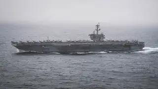 Tàu sân bay Mỹ 'né tránh thành công' loạt tên lửa đạn đạo Iran