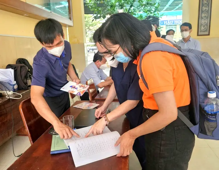 Trung tâm Kiểm soát bệnh tật TP.HCM phối hợp Trạm Y tế xã Hiệp Phước và nhà trường triển khai điều tra dịch tễ, theo dõi người tiếp xúc, lấy mẫu xét nghiệm liên quan đến chùm ca bệnh có 4 học sinh dương tính não mô cầu - Ảnh: HCDC