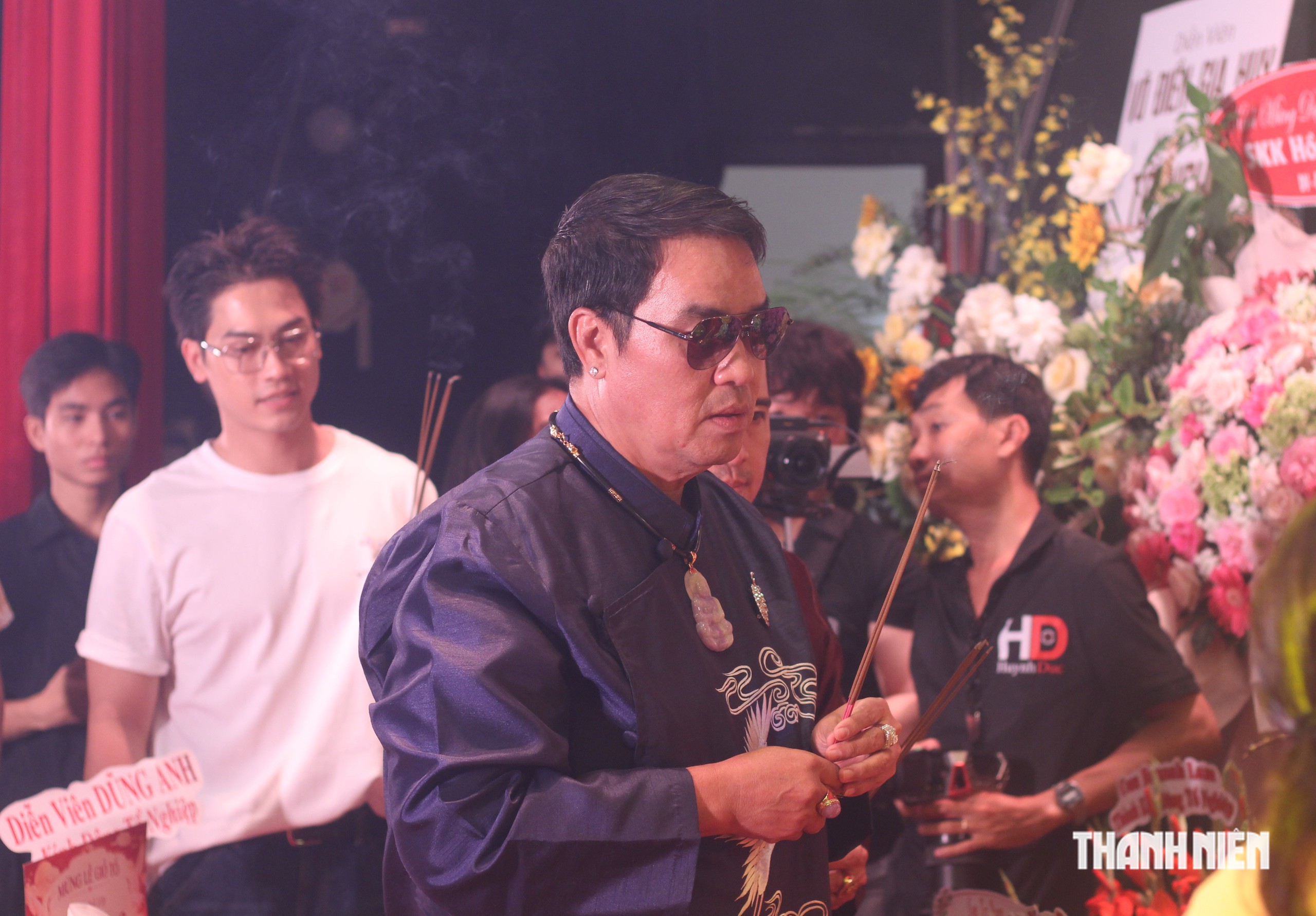 Nghệ sĩ Hoàng Mập xuất hiện với ngoại hình thon gọn sau khi giảm cân. Ở tuổi ngoài 50, anh vẫn hết lòng với nghề, không ngại trao cơ hội cho diễn viên trẻ