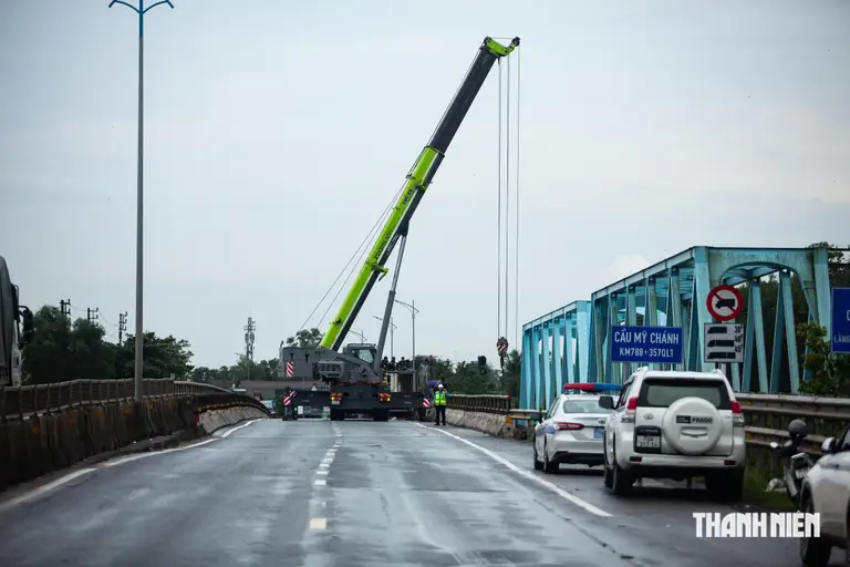 Hệ thống cẩu 55 tấn được đưa tới để cứu hộ 2 sà lan bị mắc kẹt