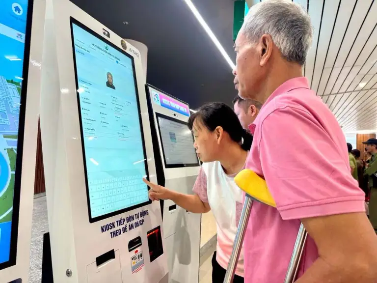 Người dân đăng ký khám tại Bệnh viện Việt Đức cơ sở Ninh Bình qua kiosk tự động, ngày 9/7. Ảnh: Thảo My