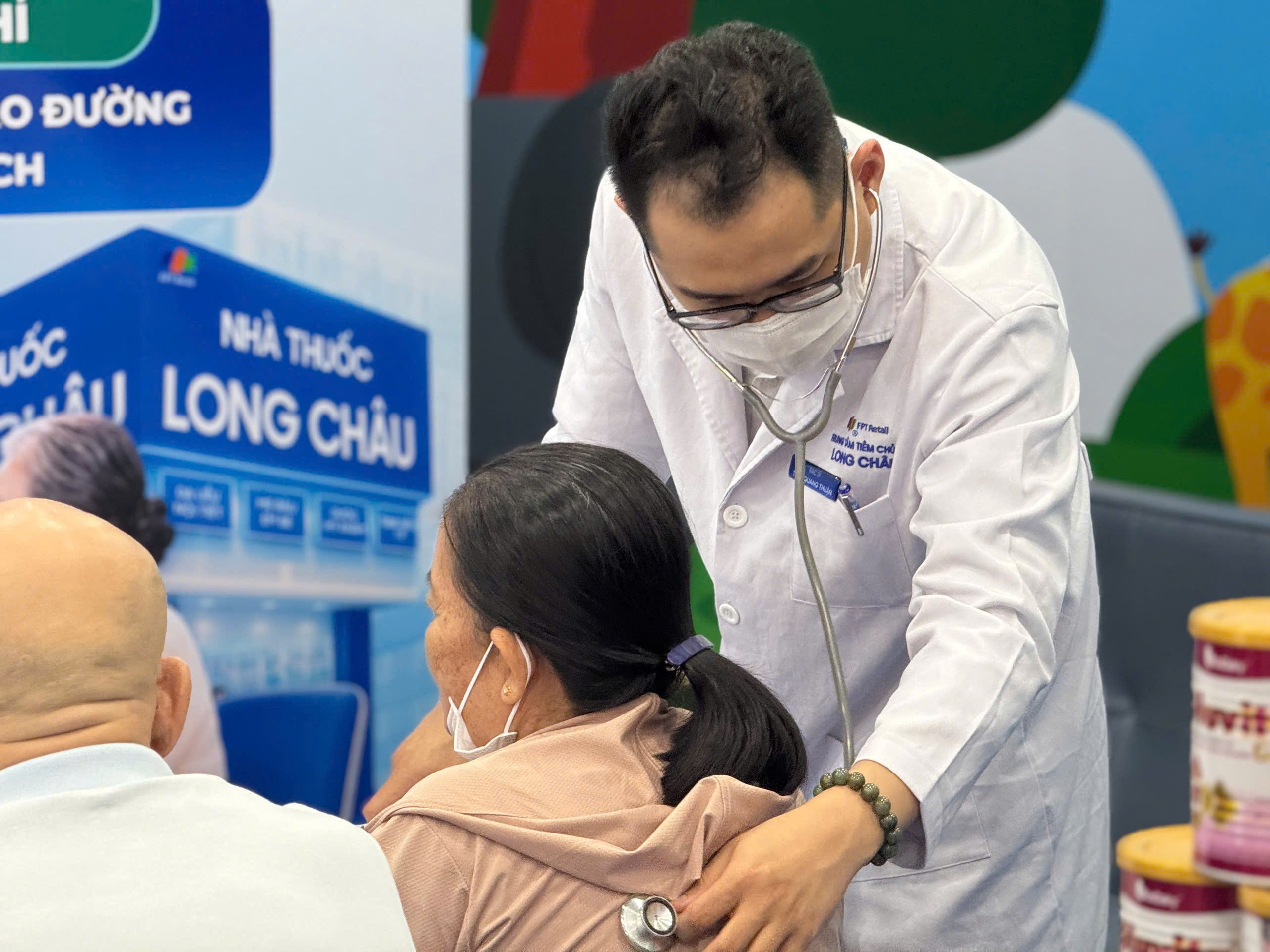 Chuỗi hoạt động tầm soát, tư vấn sức khỏe là bước mở đầu cho dự án chăm sóc sức khỏe cộng đồng dài hạn “Bác sĩ ngay đây, An tâm từ đây” - Ảnh: NGÔ LỘC
