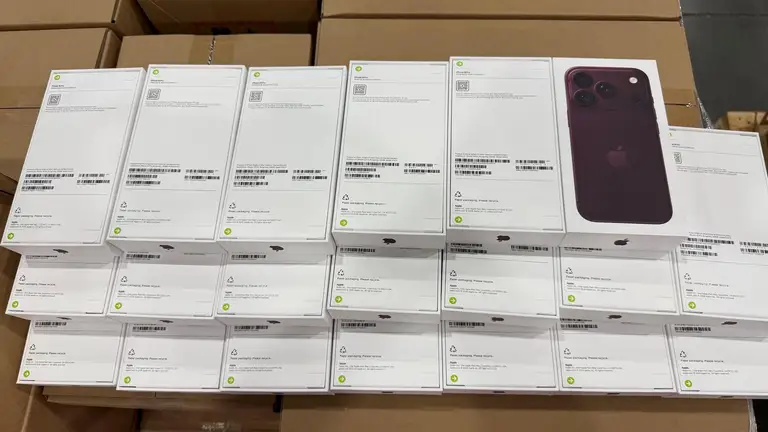 Hàng chồng hộp iPhone 18 Pro chuẩn bị cho ngày mở bán, tuy nhiên hình ảnh chụp lại làm lộ cả số IMEI và serial của thiết bị