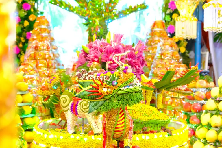 Hội Yến Diêu Trì Cung ở Tòa Thánh Cao Đài rực rỡ sắc màu, thu hút khoảng 200.000 người tham dự - Ảnh 4.
