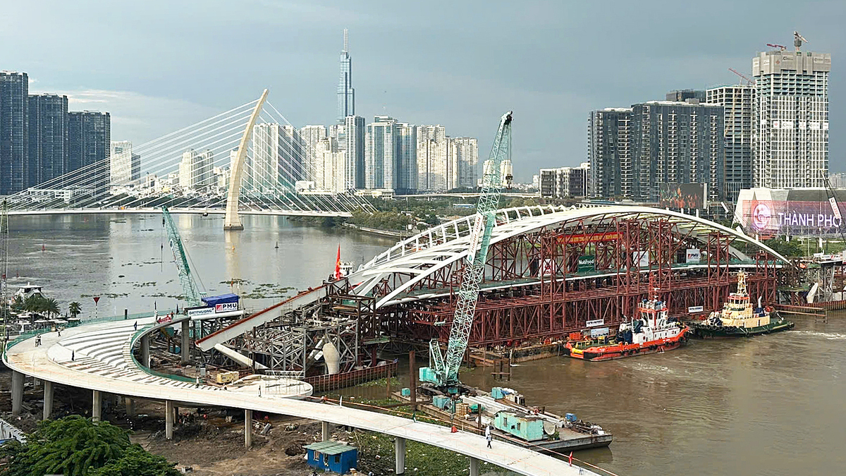 Cầu đi bộ qua sông Sài Gòn hoàn thành hợp long