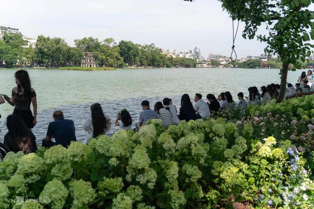 Người dân dạo Hồ Gươm những ngày cuối tháng 8/2026. Ảnh: Hoàng Giang