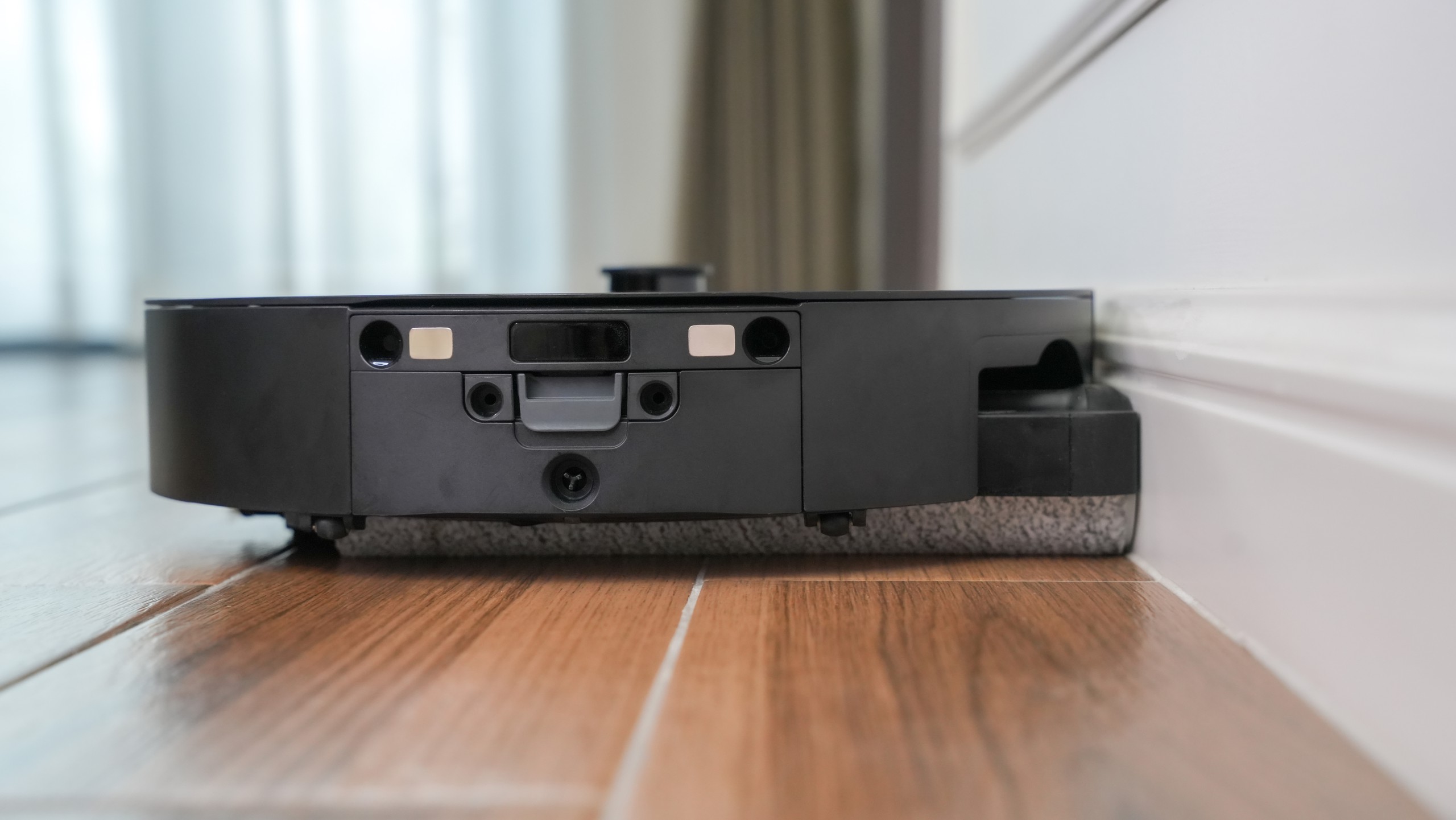 Roborock Saros 20 Flow Complete làm sạch sát mép tường và các góc
