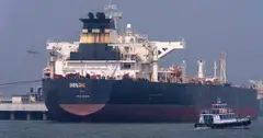 Tàu thuyền qua eo biển Hormuz giảm mạnh khi Mỹ và Iran lại không kích nhau