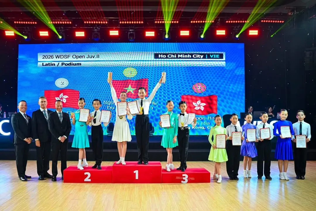 Minh Cường và bạn nhảy vỡ òa trong khoảnh khắc nhận huy chương vàng