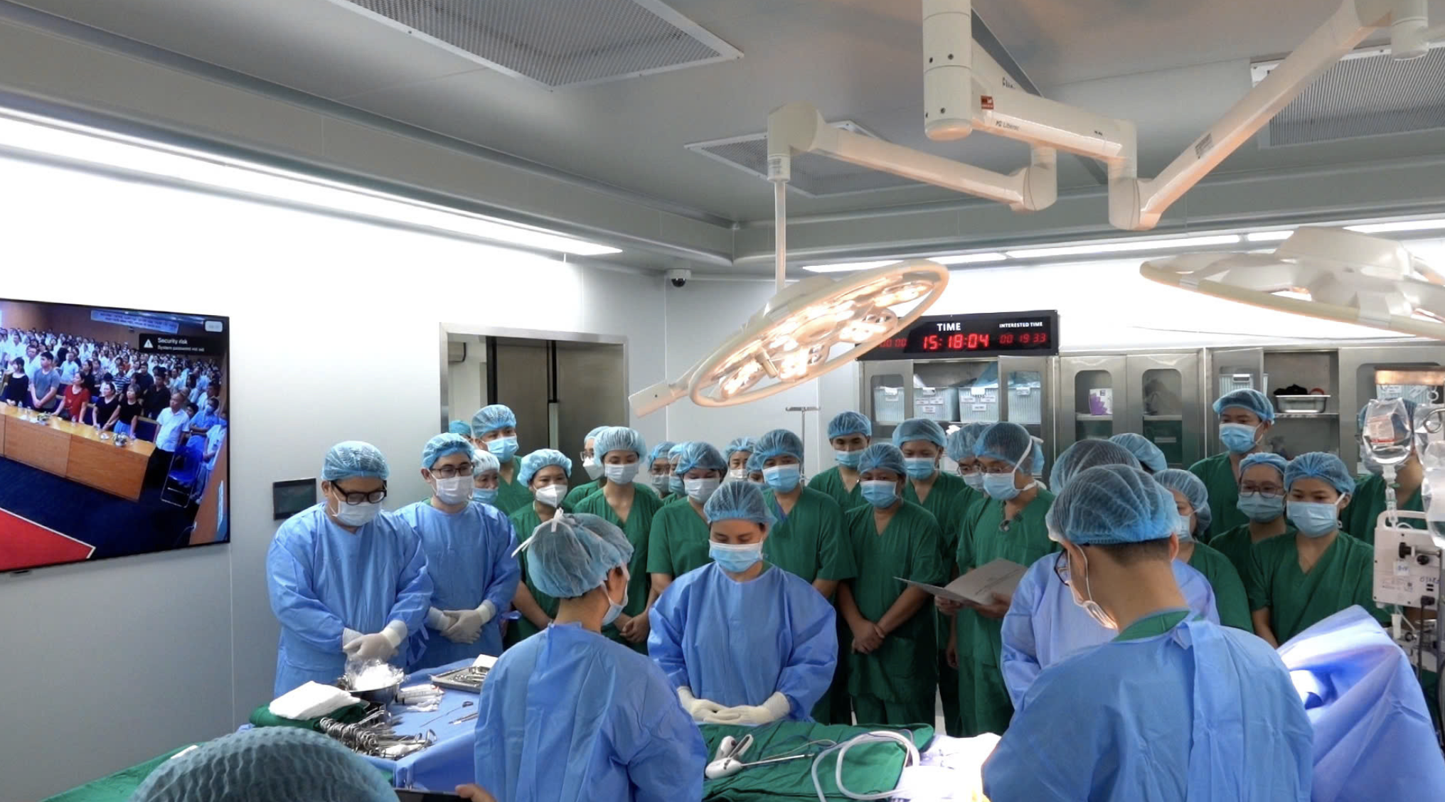 Lắng đọng khoảnh khắc tiễn biệt vô cùng xúc động - Ảnh: HIẾU NGUYỄN