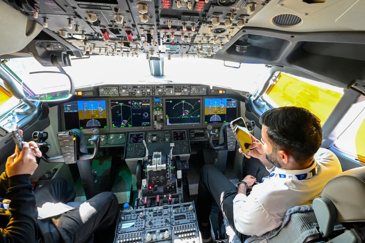 Bên trong buồng lái chiếc Boeing 737 Max của Hãng hàng không Flydubai tại Triển lãm hàng không Dubai năm 2025 - Ảnh: AFP