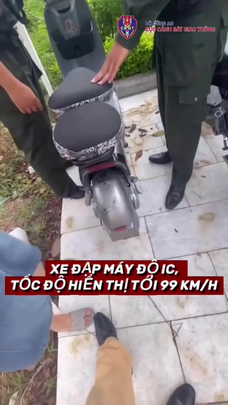 Xe đạp điện tốc độ 25 km/h được học sinh "độ IC" để mở tốc lên 99 km/h tại Lào Cai. Video: Cục CSGT
