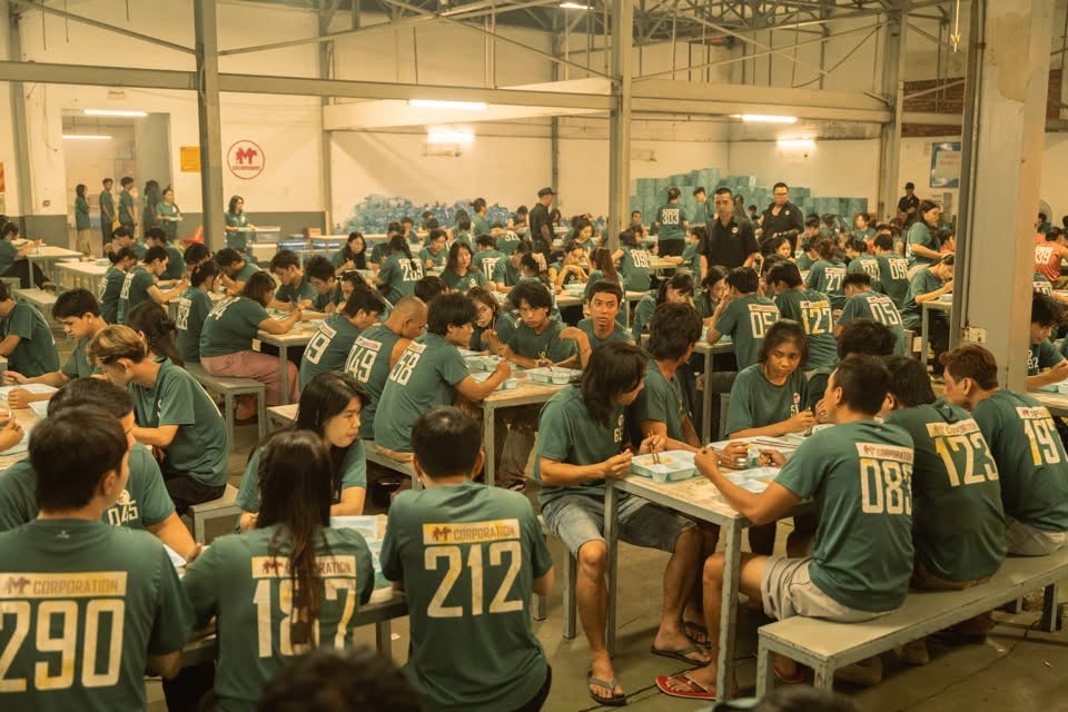Chiếc áo phông xanh có đánh số trong Trại buôn người làm liên tưởng đến Squid Game - Ảnh: ĐPCC