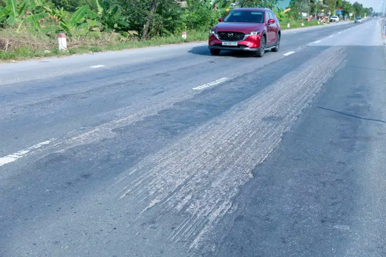 Quốc lộ 1 đoạn qua tỉnh Hà Tĩnh xuất hiện nhiều vệt hằn lún bánh xe, tháng 9/2026. Ảnh: Đức Hùng