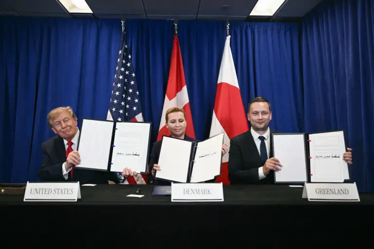 Từ trái qua: Tổng thống Mỹ Donald Trump, Thủ tướng Đan Mạch Mette Frederiksen và Thủ hiến Greenland Jens-Frederik Nielsen tại lễ ký thỏa thuận ngày 22/9. Ảnh: AFP