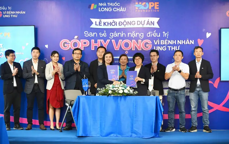 Chương trình kết nối nguồn lực từ Long Châu, HOPE Foundation, các đối tác và cộng đồng để hỗ trợ chi phí điều trị cho bệnh nhân ung thư có hoàn cảnh khó khăn - Ảnh: BTC
