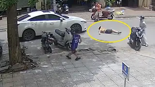 Cậu bé nhảy ra từ góc khuất bị ôtô tông trúng