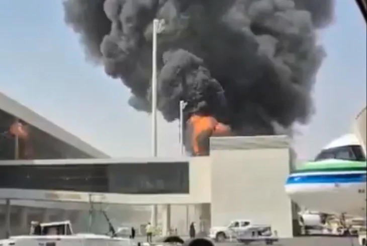 Khói đen và lửa bốc lên tại sân bay quốc tế King Khalid ở thủ đô Riyadh (Saudi Arabia), trong một cuộc tấn công khác cũng trong tuần này - Ảnh: AP