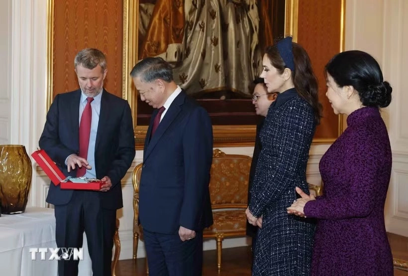 Vua Frederik X trao tặng Huân chương Voi cho Tổng Bí thư, Chủ tịch nước Tô Lâm. Ảnh: TTXVN