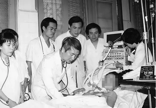 Giáo sư Vũ Văn Đính thăm khám bệnh nhân thời còn công tác. Ảnh tư liệu do Bệnh viện Bạch Mai cung cấp