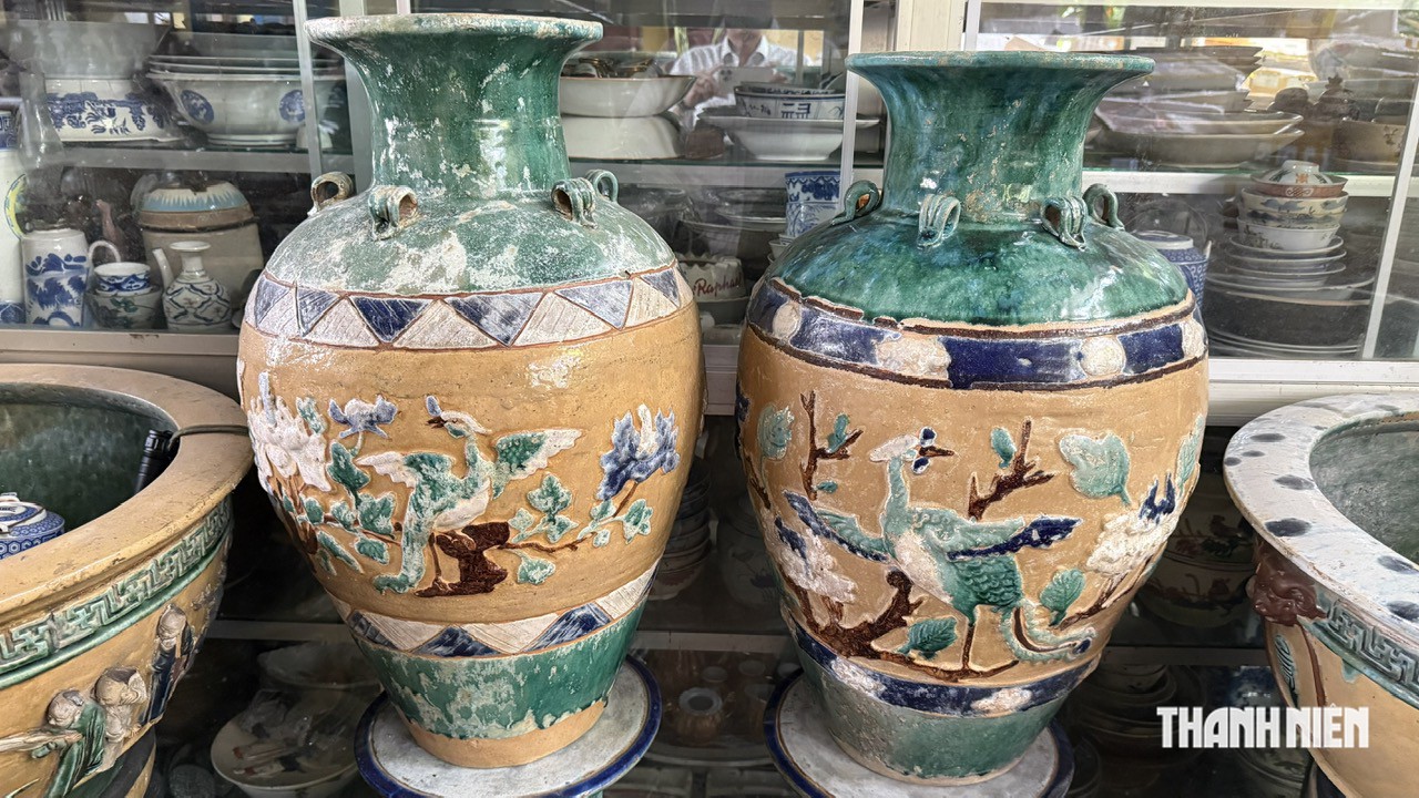Những món đồ gốm được vợ chồng anh Nghĩa sưu tầm ở các tỉnh miền Tây