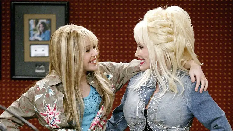 Dolly Parton và Miley Cyrus trong tập phim "Good Golly, Miss Dolly" (2006) thuộc series "Hannah Montana" do Miley đóng chính. Ảnh: Disney