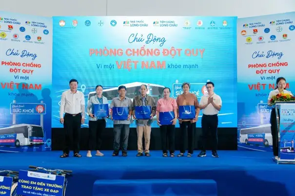 Chương trình trao tặng những phần quà ý nghĩa đến các gia đình, học sinh có hoàn cảnh khó khăn - Ảnh: H. Khánh