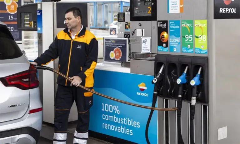 Một ôtô đang bơm xăng tái tạo tại một trạm nhiên liệu của Repsol ở Tây Ban Nha. Ảnh: Motor16