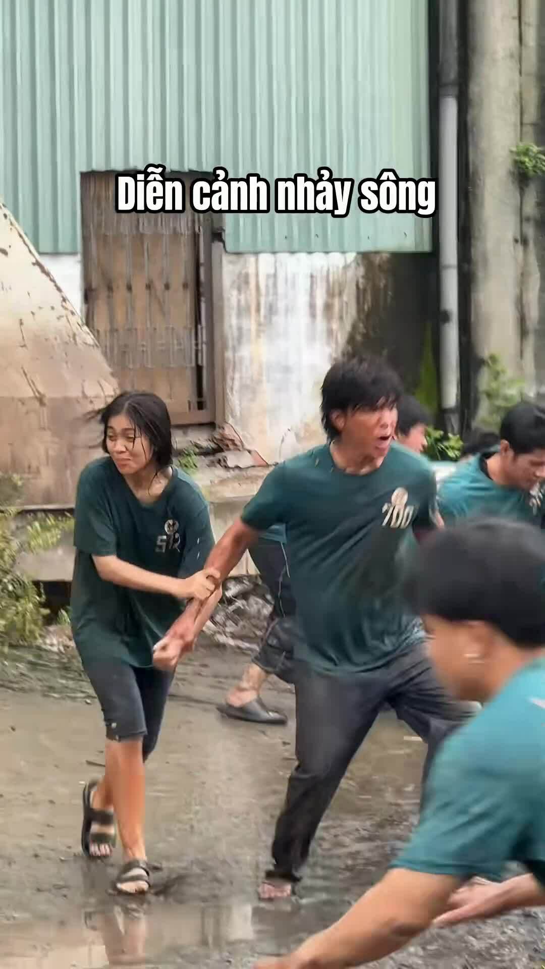 Hậu trường Minh Kiên đóng cảnh bị đánh đập, vượt bạo loạn trong phim.