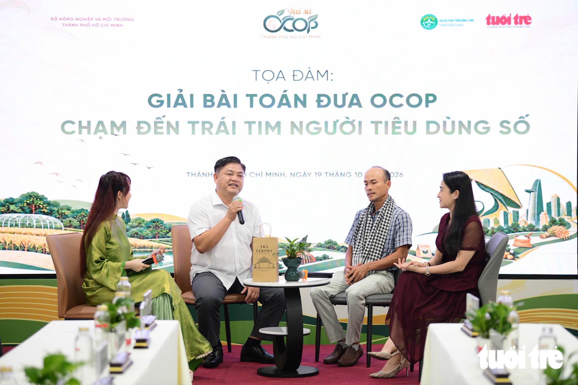 Các diễn giả trao đổi về giải pháp phát huy giá trị văn hóa địa phương, đưa sản phẩm OCOP đến gần hơn với người tiêu dùng trẻ - Ảnh: QUANG ĐỊNH
