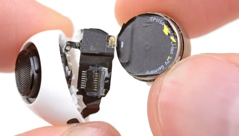 Pin của Apple có hình tròn. Ảnh: ifixit.