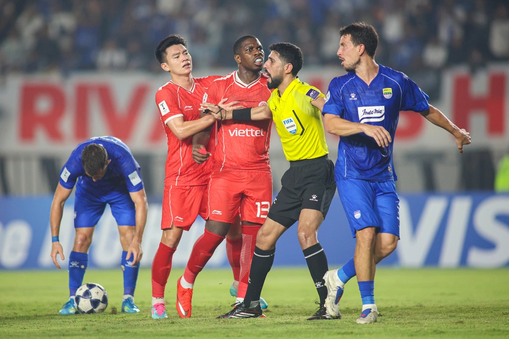 Rimario (13) của Thể Công xô xát với Thom Haye (áo xanh) của Persib Bandung của Indonesia ở lượt hai bảng E AFC Champions League Two 2026-2027, trên sân Si Jalak Harupat, Bandung, Indonesia ngày 14/10/2026. Ảnh: AFC
