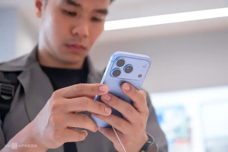 Một người dùng trải nghiệm iPhone 18 Pro Max màu xanh băng thanh. Ảnh: Thế Bằng
