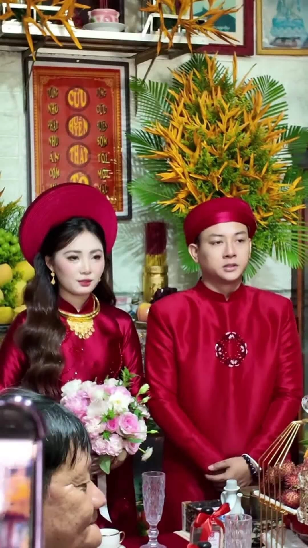 Video Hoài Lâm làm lễ đón dâu tại nhà gái. Video: Người nhà cung cấp