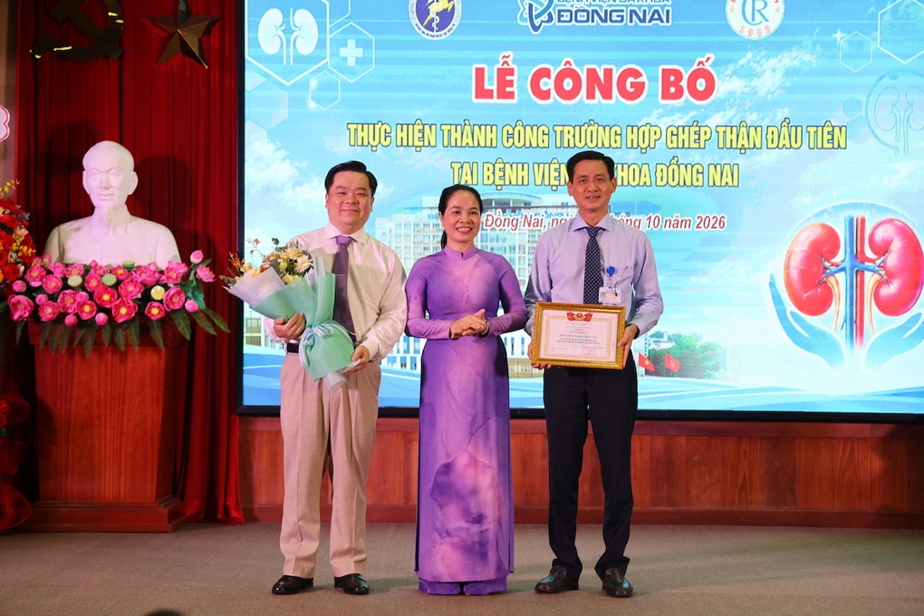 Giám đốc Sở Y tế Đồng Nai tặng Giấy khen cho thành tích xuất sắc của Bệnh viện đa khoa Đồng Nai. Ảnh: Phước Tuấn