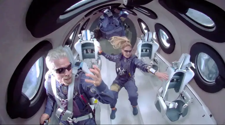 Richard Branson (bên trái), người sáng lập Virgin Galactic, được chụp ảnh trong một chuyến bay dưới quỹ đạo trên tàu vũ trụ của công ty vào năm 2021. Gói tour đã có 2 khách hàng Trung Quốc đặt chỗ cho chương trình năm 2027 ngay sau khi ra mắt; Virgin Galactic ghi nhận tổng cộng 681 lượt đặt vé trên toàn cầu.